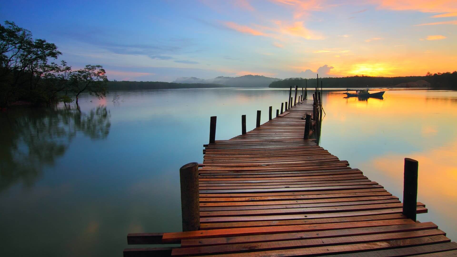 Foto eines Stegs beim Sonnenuntergang