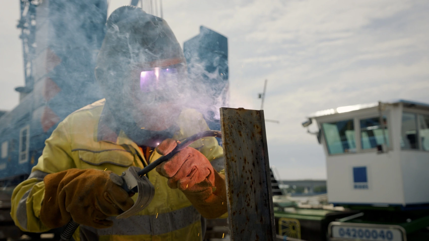 Bild eines Schweißers aus den Dreharbeiten der Werbeagentur twoseconds