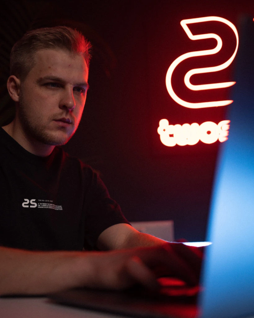 Tom Fleming, Webentwickler, welcher dabei ist eine neue Webseite für seine Kunden zu erstellen.