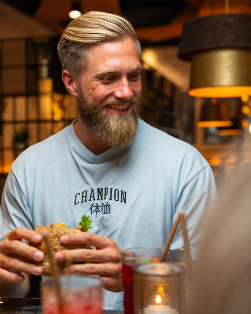 Ein Model in der Rolle des Kunden in einem Restaurant, bei dem Videodreh von der Werbeagentur twoseconds.
