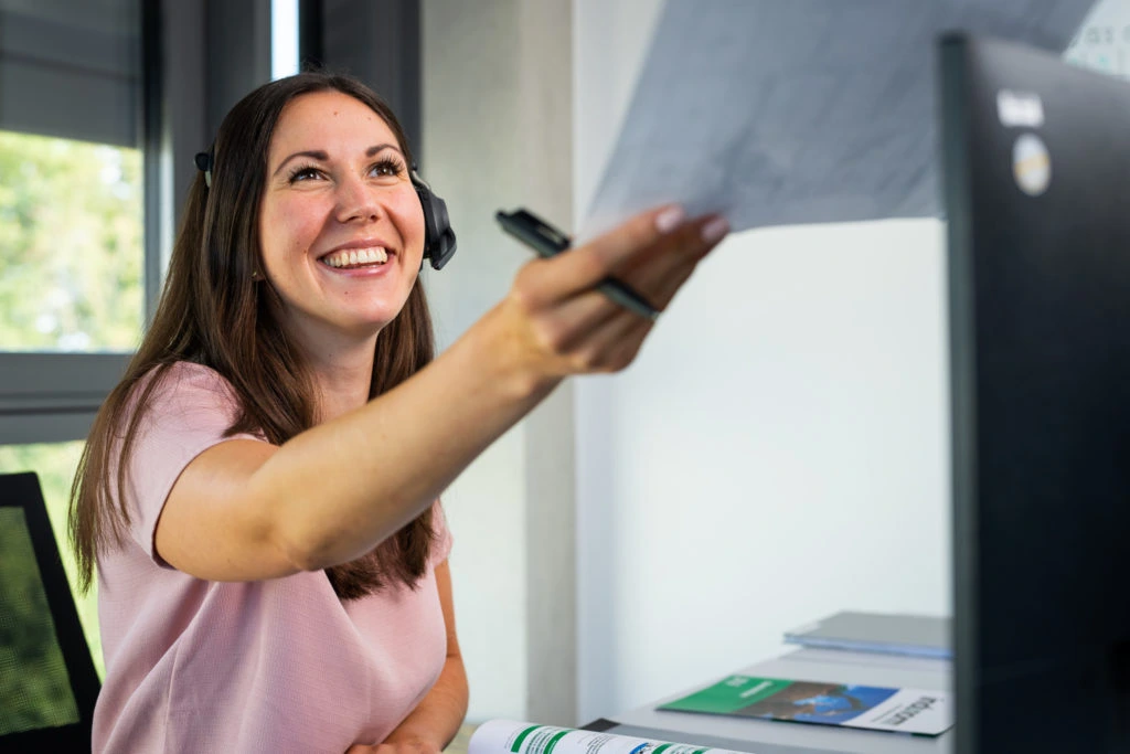 Lächelnde Mitarbeiterin bei Indunorm, aufgenommen von der twoseconds Werbeagentur.