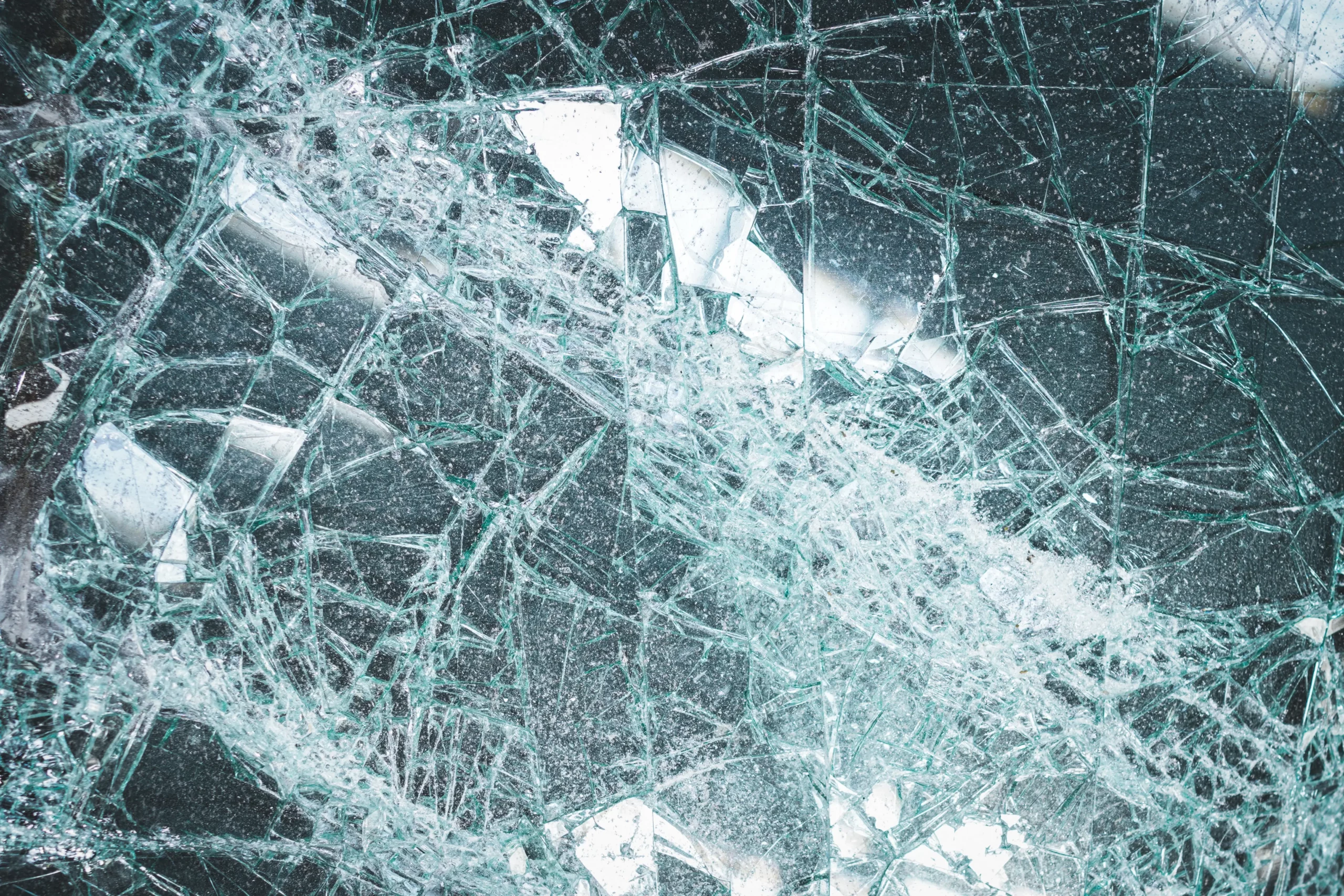 Zersprungenes Glas am Diebels Schrottplatz